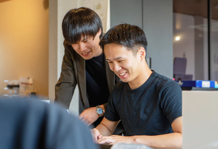 先輩と図面を確認する設計スタッフ