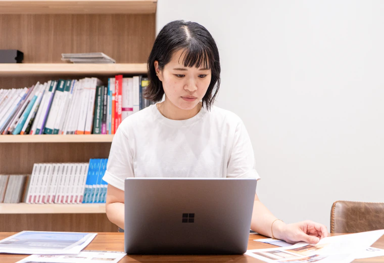 企画を進めるマーケティングスタッフ