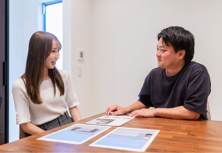 先輩と提案内容を確認する営業スタッフ